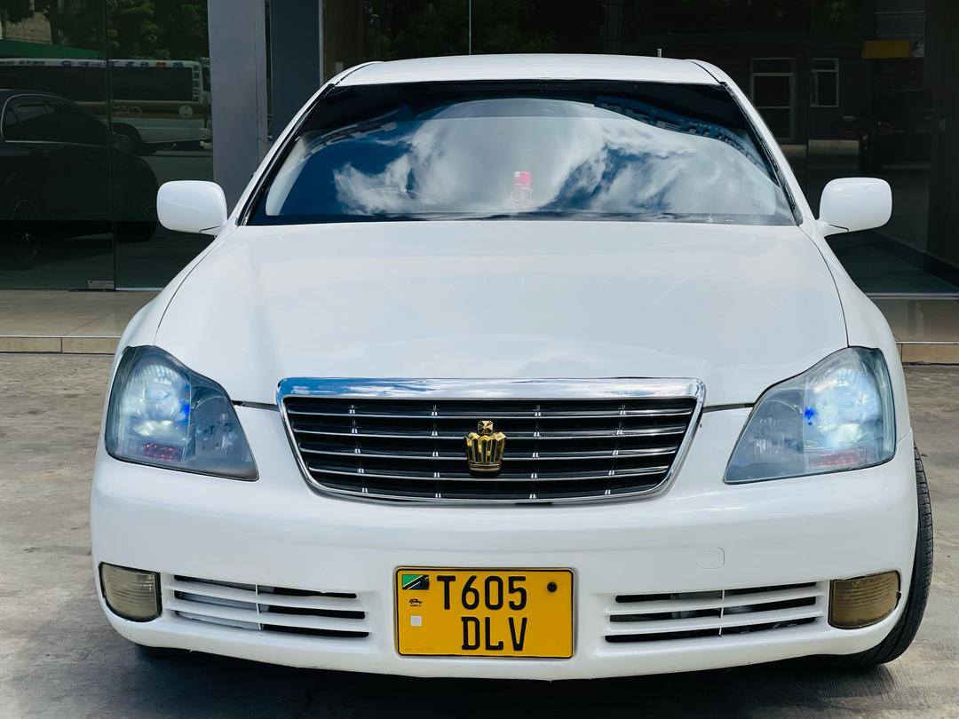 A picture of TOYOTA CROWN