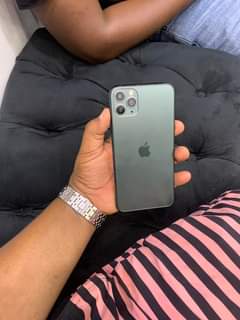 A picture of IPhone 11 Pro Max 64gb