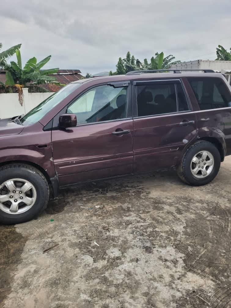 A picture of Honda pilot for sale everything is okay buy and drive