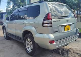 A picture of Toyota prado 120