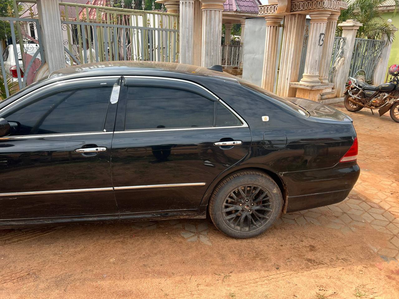 A picture of Crown Athlete 12 9 million Iko Kahama Automatic Petrol 0744989584
