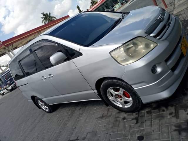 A picture of TOYOTA NOAH