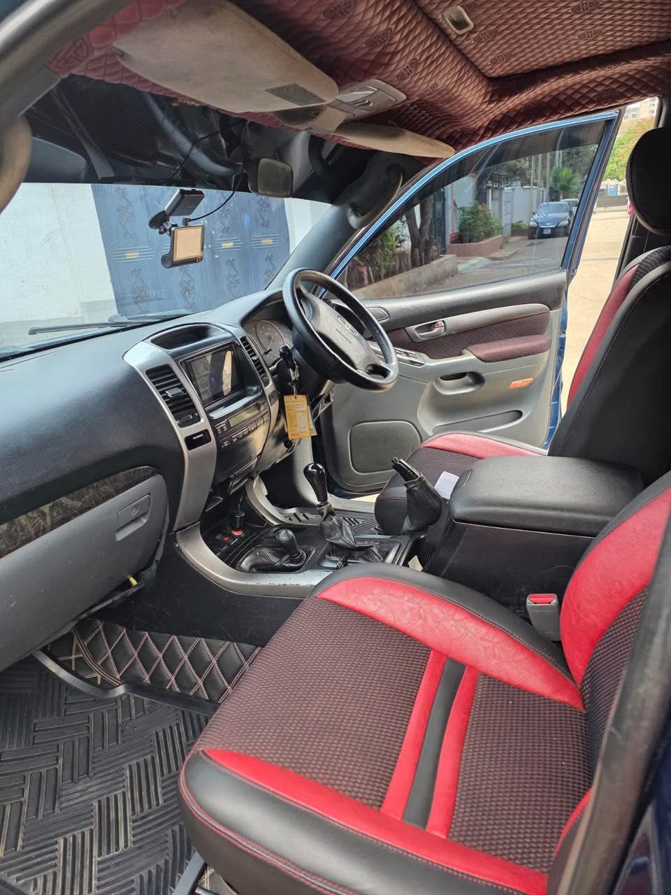 A picture of Toyota prado 120