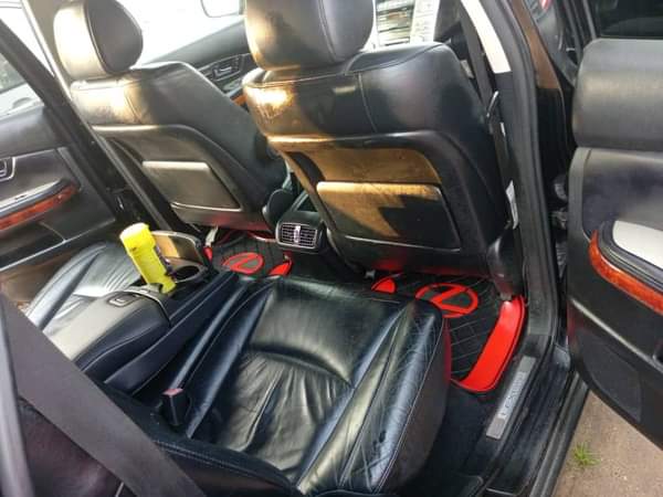A picture of Highest grade Lexus RX 330 06 model Everything is intact