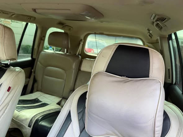 A picture of clean use 2010 Toyota Land cruiser in a good condition