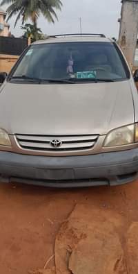 A picture of Toyota Sienna 2004