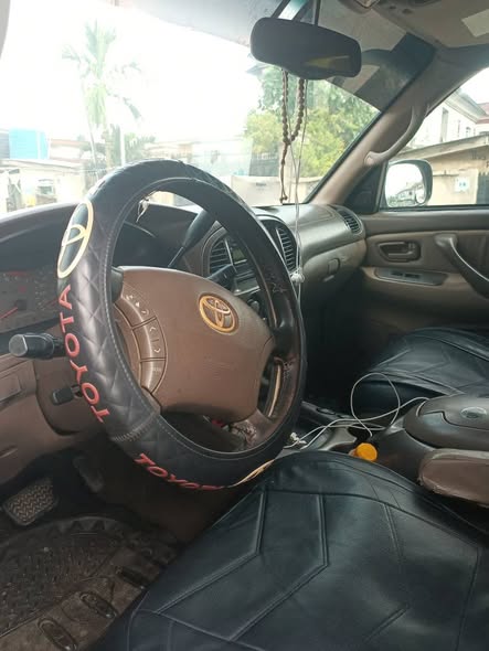 A picture of Toyota sequoia 05