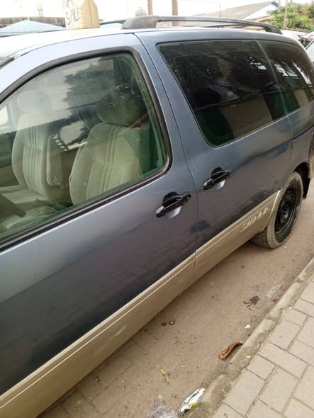 A picture of Toyota sienna 2 3m settlement 100k 0802 8446 479