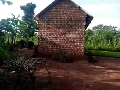 A picture of PLOT WITH HOUSE FOR SALE