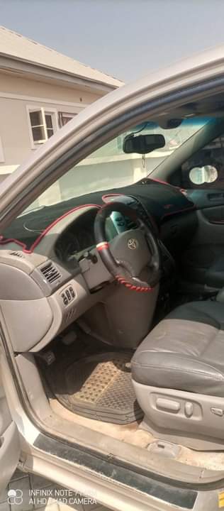 A picture of Toyota sienna 05 buy and fix clean body and interior