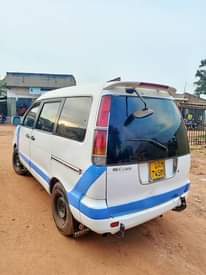 A picture of TOYOTA NOAH