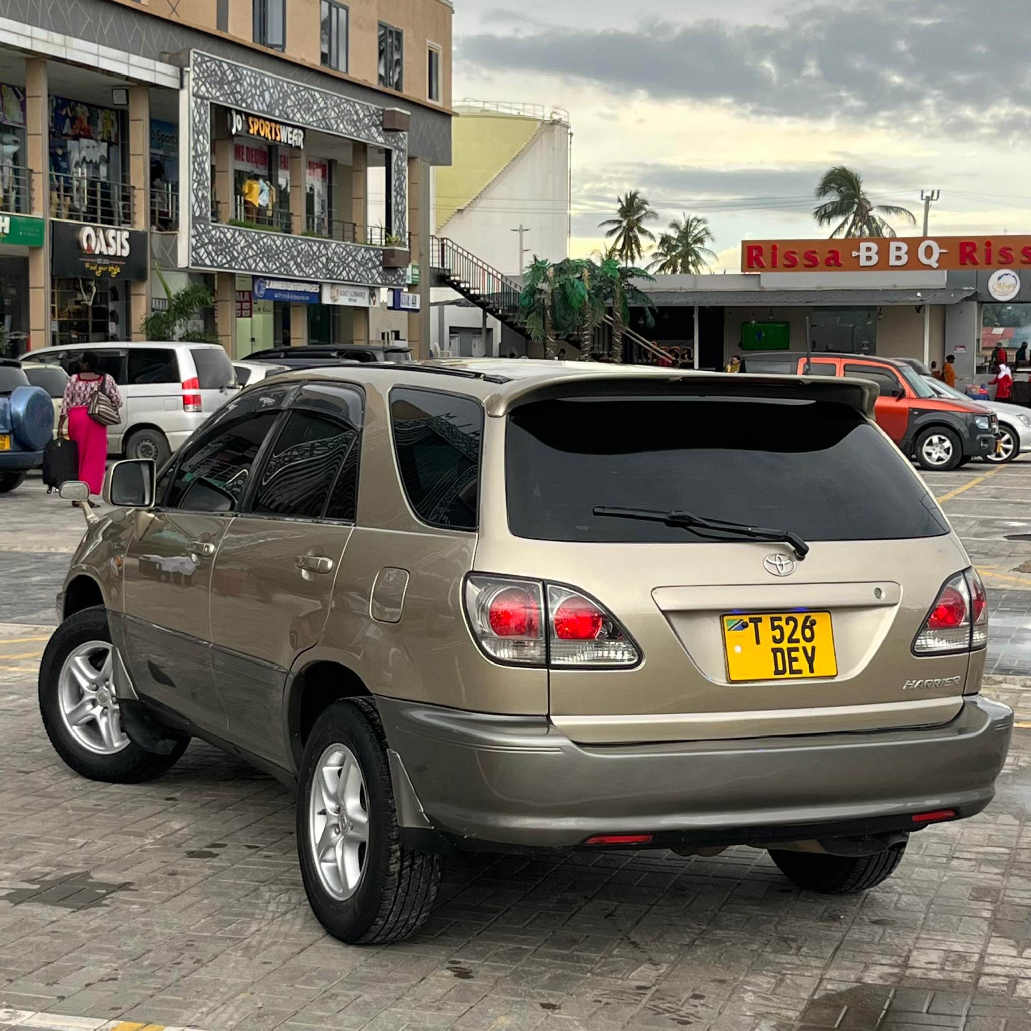 A picture of Toyota harrier on sale price 14 5M0753322015