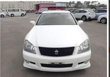 A picture of toyota crown pearly white