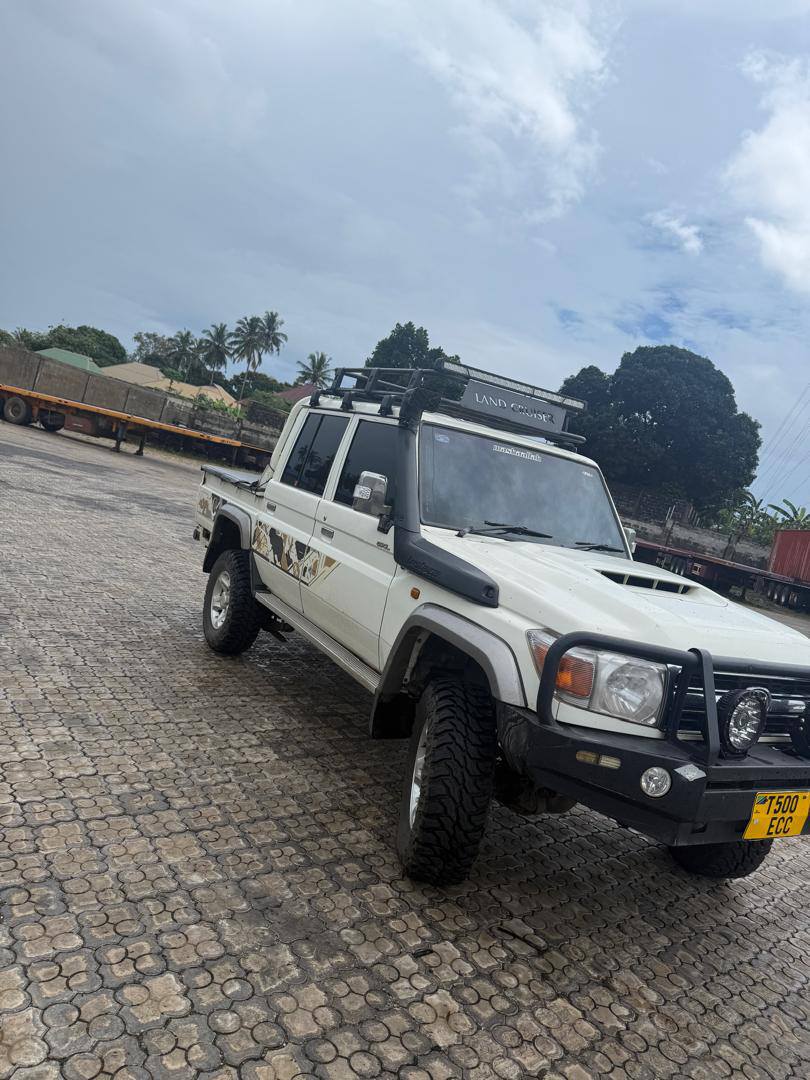A picture of land cruiser pickup double cabin 79