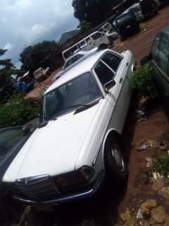 A picture of 1987 Mercedes Benz 200E 2 0