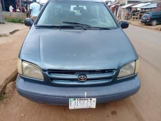 A picture of Clean Toyota Sienna 2000 model