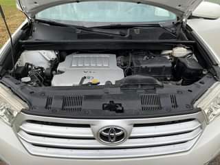 A picture of Super clean and neat foreign used Toyota Highlander limited 2013