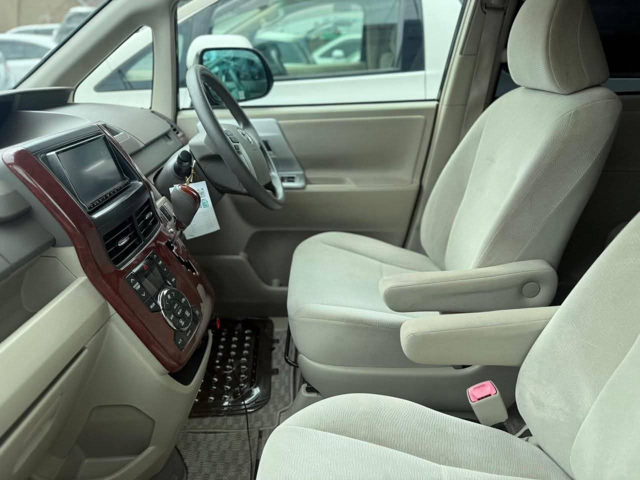 A picture of 2013 Toyota noah