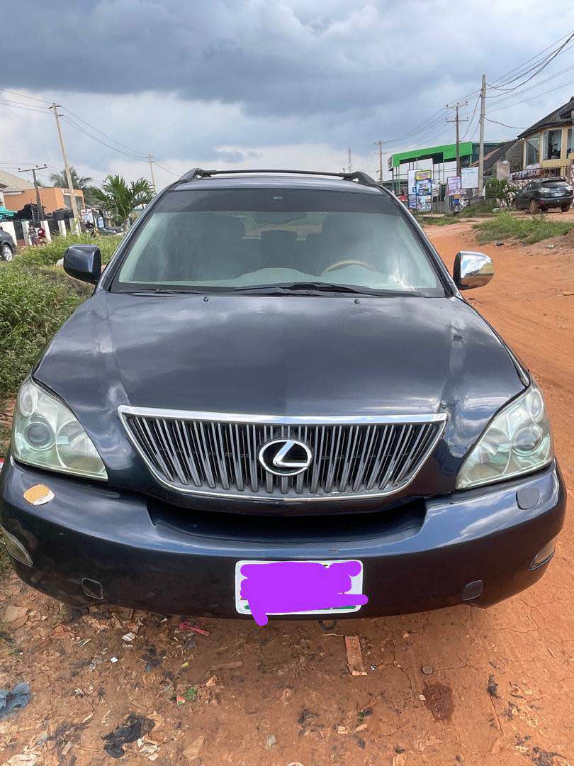 A picture of Lexus rx330 toks standard
