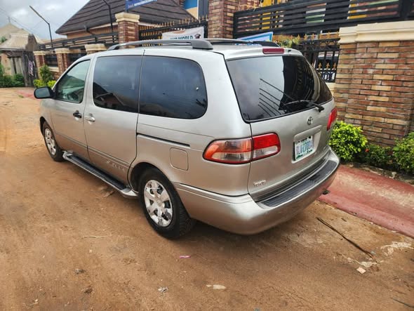 A picture of Toyota Sienna 2002 model
