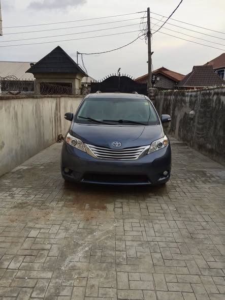 A picture of Toyota Sienna Limited 2013 Tokunbo