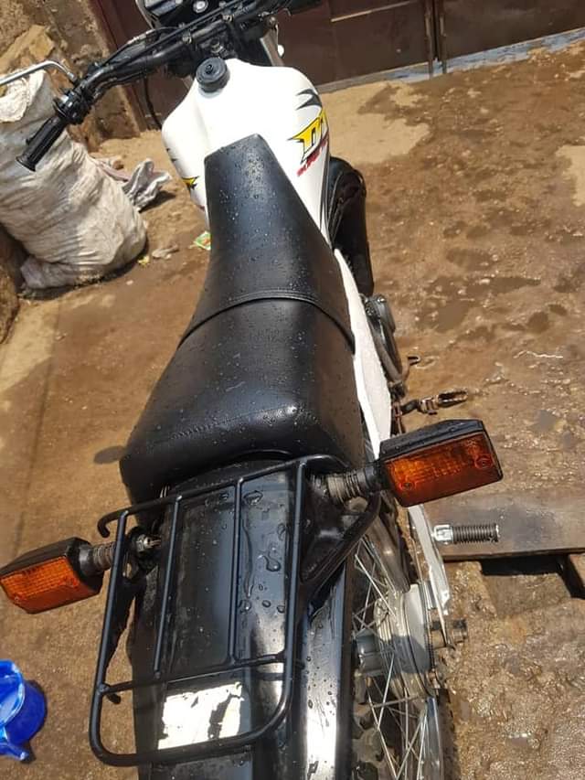 A picture of Yamaha DT125 inauzwa haina shida yoyote bado Engen haijaguswa bado