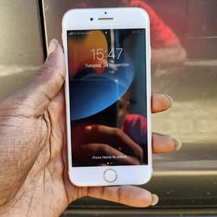 A picture of iPhone 7 128gb bei 190 000 0655695769 battery 99 finger