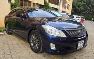A picture of TOYOTA CROWN
