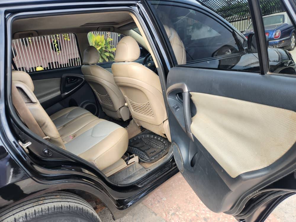 A picture of Toyota Raw4 2010