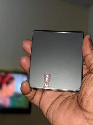 A picture of SAMSUNG Z FLIP 4 5G