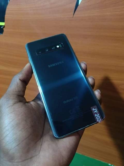 A picture of Samsung s10