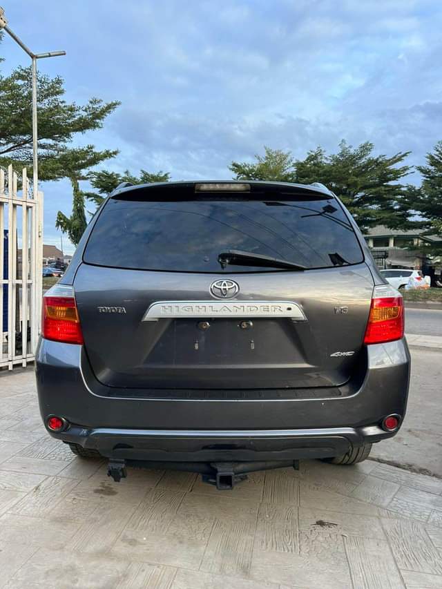 A picture of Super Clean Toks 2010 Toyota Highlander Limited Edition