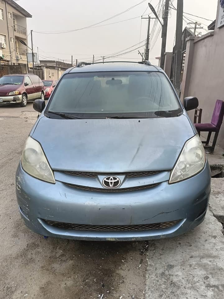 A picture of First body 2006 Toyota sienna