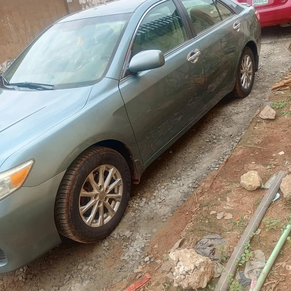A picture of Price splashed urgent sales Distress sales. Complete pure first body