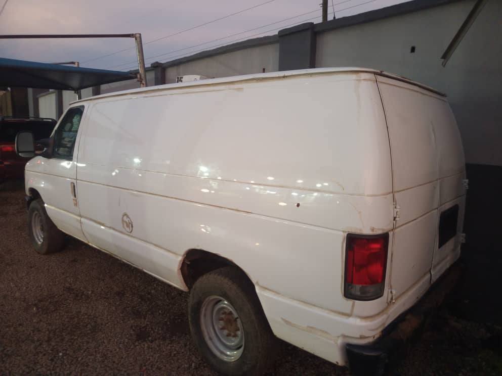 A picture of FORIEGN USED 2013 FORD BUS AUTO STRONG SPACIOUS AND FUEL