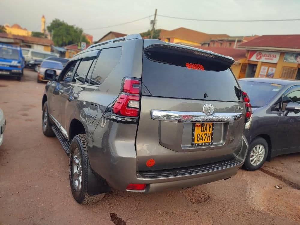 A picture of 2016 Toyota land cruiser prado txl