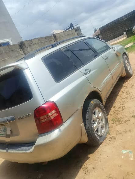 A picture of 2004 Highlander car was packed for a while owner deside