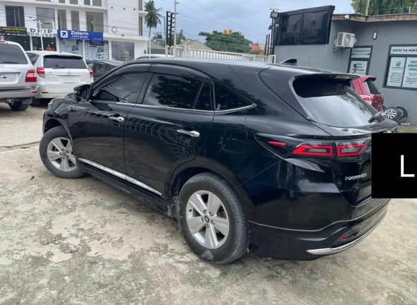 A picture of Toyota Harrier 2015