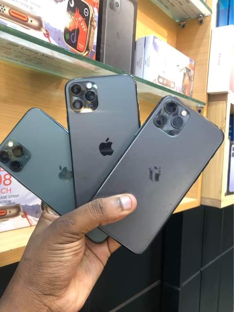 A picture of IPhone 11 plain No face gb 64 gb 128