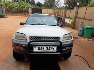 A picture of 1995 Toyota Rav 4