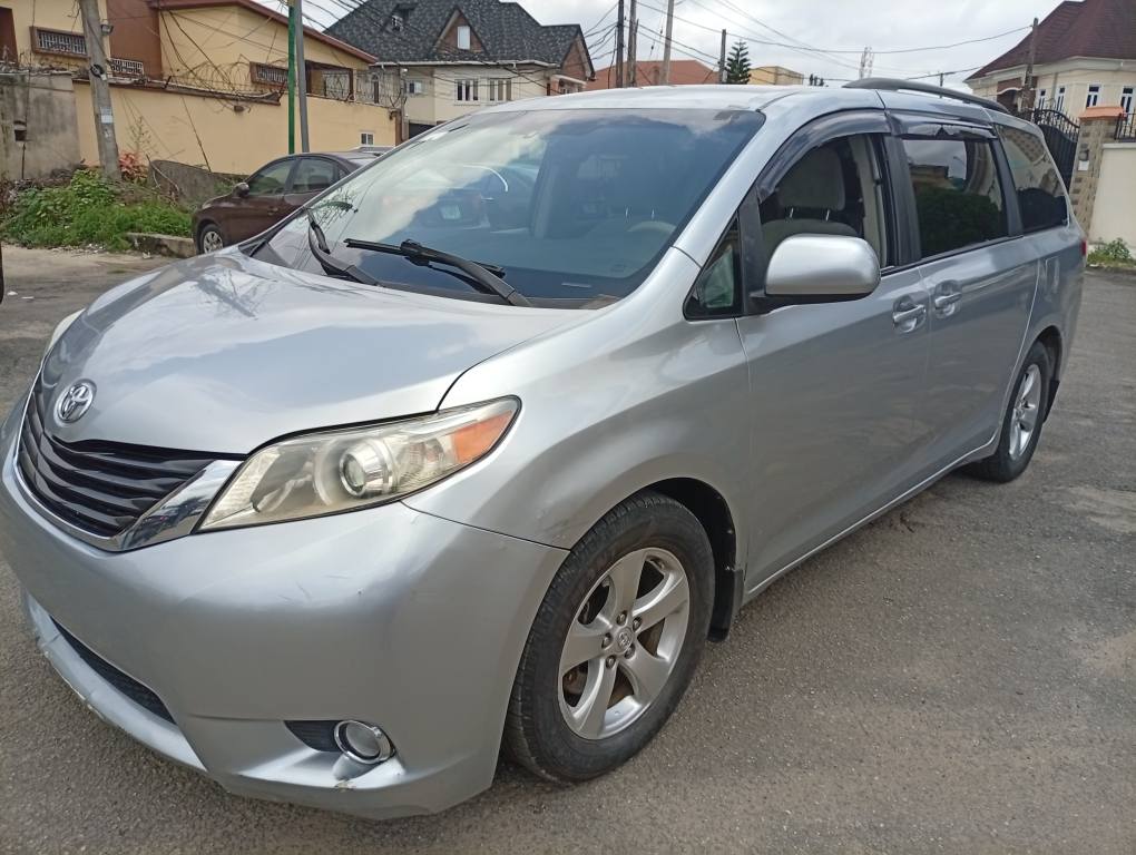 A picture of Toyota Sienna 2011model