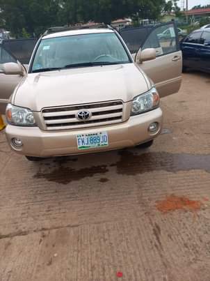 A picture of 2023 entry Toyota Highlander used by my pastor its V4