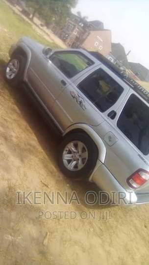A picture of Nissan pathfinder in pristine condition
