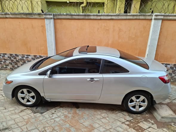 A picture of SHARP HONDA CIVIC COUPE EXCELLENT CONDITION