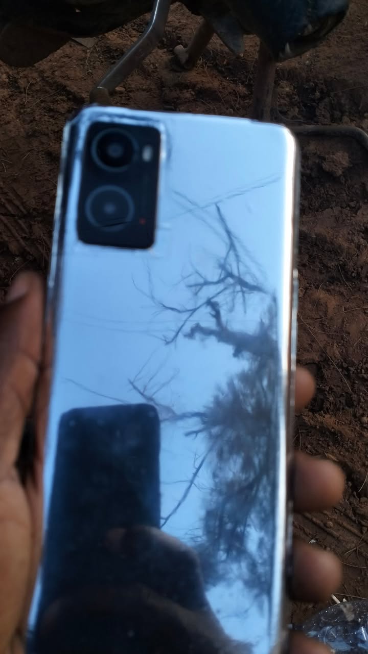 A picture of Oppo A76 storage 128GB RAM 6 6 GB no crack