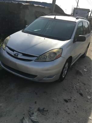 A picture of IMMEDIATE DISTRESS TOYOTA SIENNA LE 2007 PURE FIRST BODY.