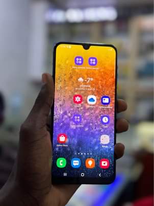 A picture of Samsung A50 128gb 4gb ram 430k call 0759979422