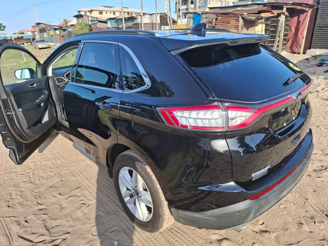 A picture of Ford Edge 2017 model