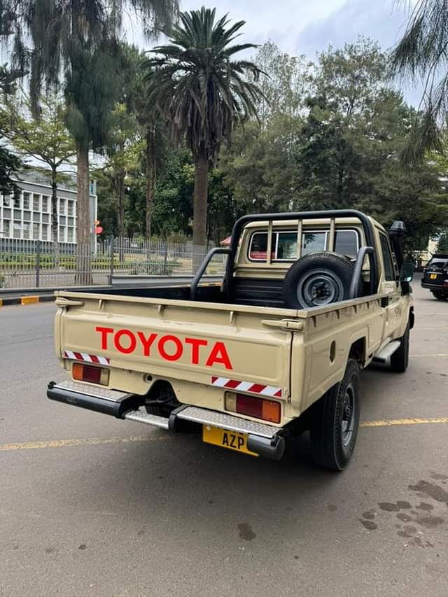 A picture of 2000 LAND CRUISER PICK UP