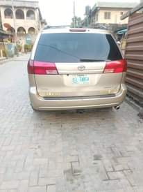 A picture of 2005 Toyota Sienna Carrier